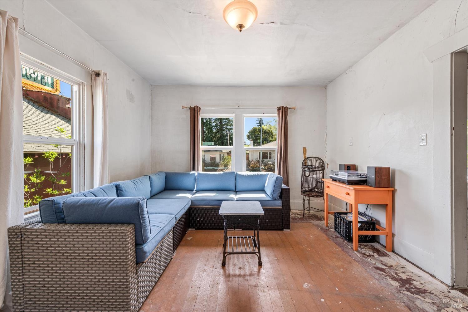 Detail Gallery Image 9 of 32 For 611 Petaluma Blvd, Petaluma,  CA 94952 - 2 Beds | 1 Baths