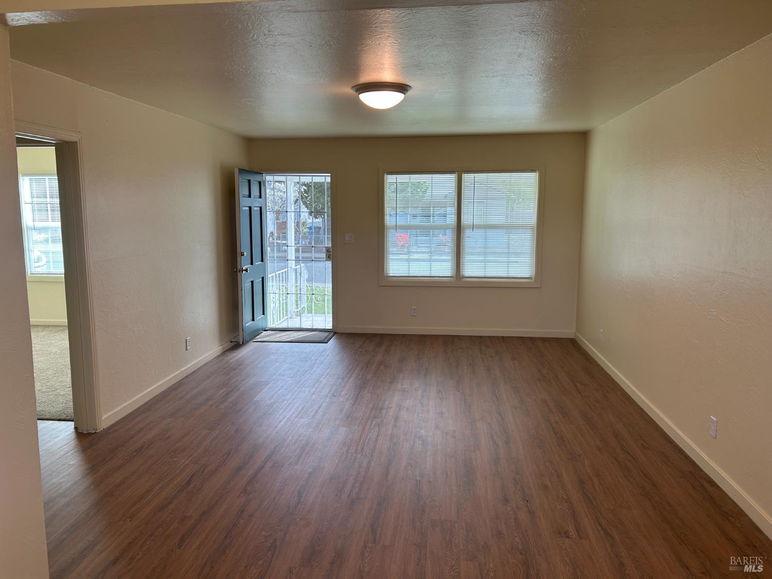 Detail Gallery Image 2 of 17 For 901 Humboldt St, Vallejo,  CA 94591 - 2 Beds | 2 Baths