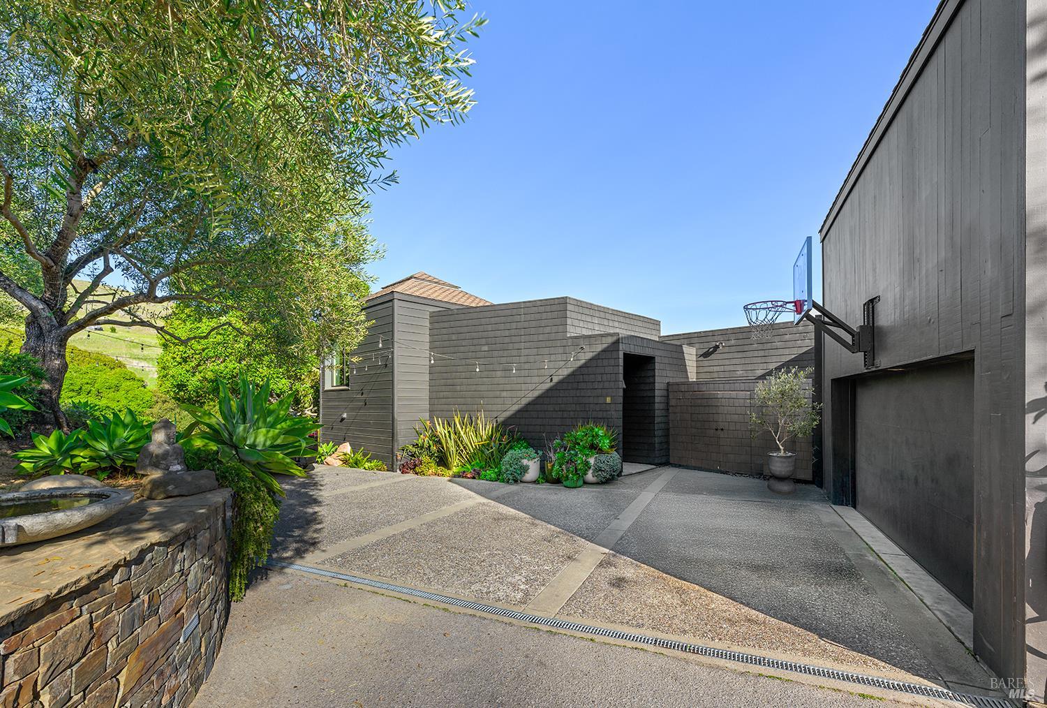 Detail Gallery Image 9 of 69 For 8 Mariposa Ct, Tiburon,  CA 94920 - 4 Beds | 5/2 Baths