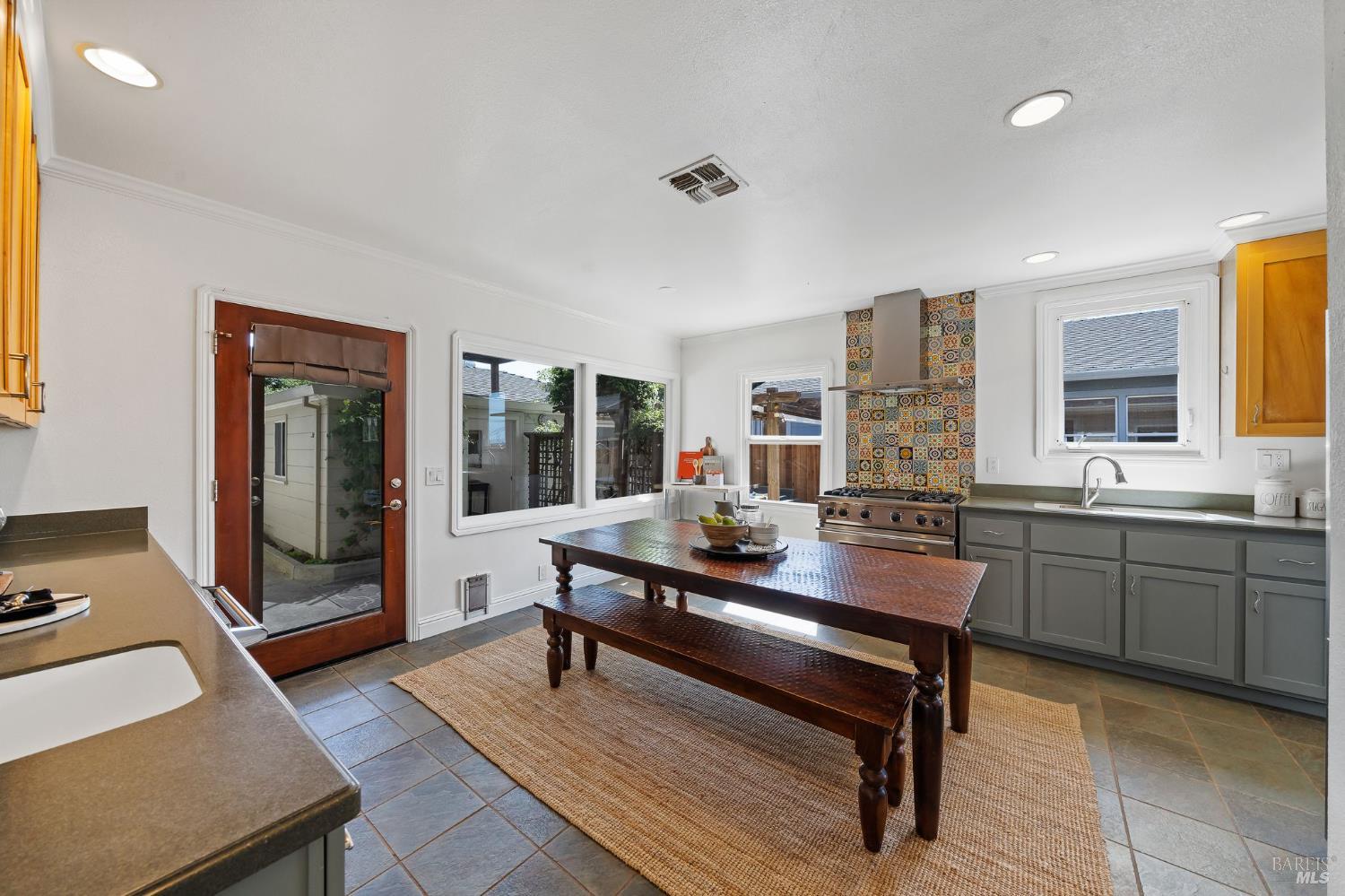 Detail Gallery Image 13 of 57 For 914 W 6th St, Benicia,  CA 94510 - 3 Beds | 2 Baths