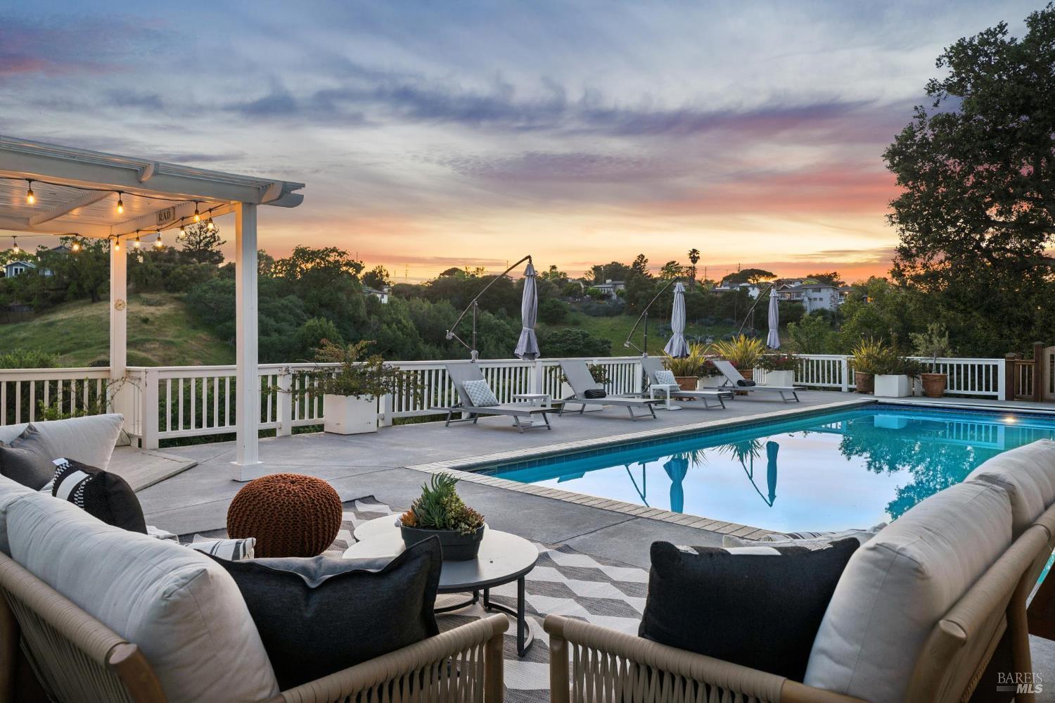 Detail Gallery Image 13 of 48 For 65 Valley View Ave, San Rafael,  CA 94901 - 5 Beds | 5 Baths