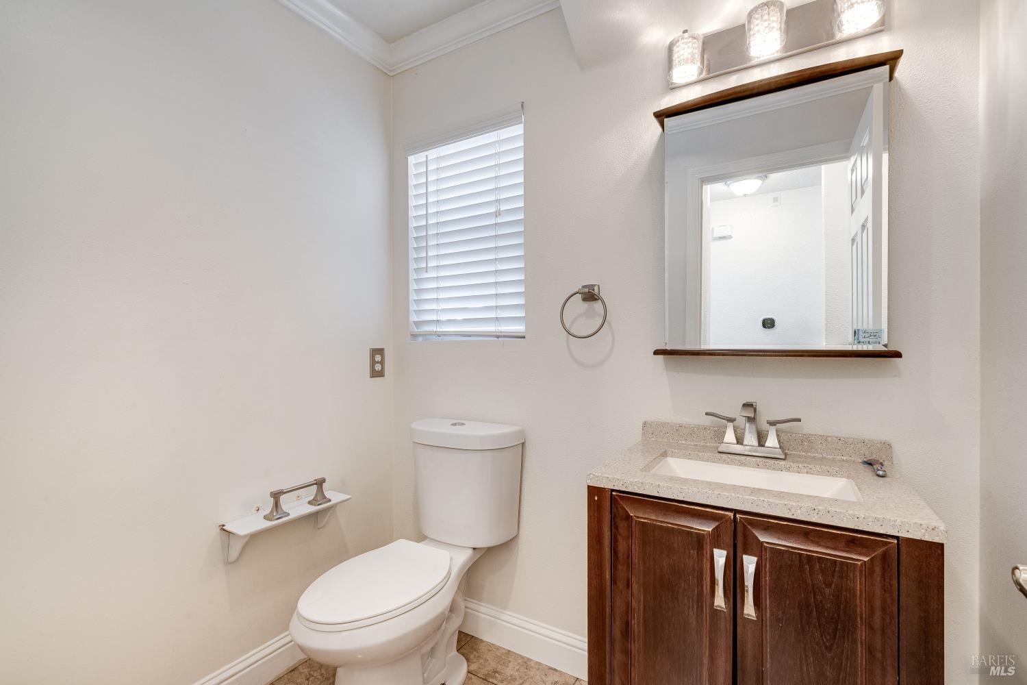 Detail Gallery Image 8 of 34 For 8843 Oakfield Ln, Windsor,  CA 95492 - 4 Beds | 2/1 Baths
