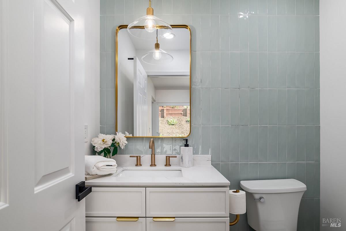 Detail Gallery Image 30 of 93 For 36 Capilano Dr, Novato,  CA 94949 - 5 Beds | 4/1 Baths