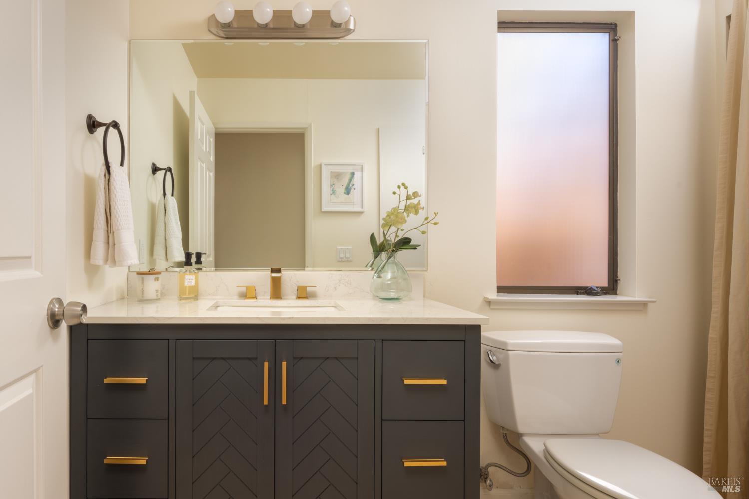 Detail Gallery Image 18 of 21 For 883 Magnolia Ave, Larkspur,  CA 94939 - 2 Beds | 2/1 Baths