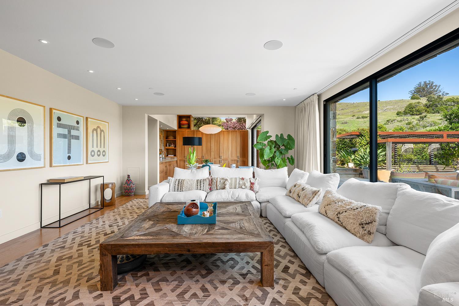 Detail Gallery Image 44 of 69 For 8 Mariposa Ct, Tiburon,  CA 94920 - 4 Beds | 5/2 Baths