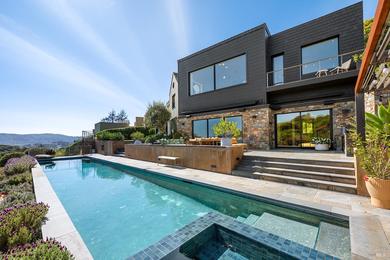 Detail Gallery Image 7 of 69 For 8 Mariposa Ct, Tiburon,  CA 94920 - 4 Beds | 5/2 Baths