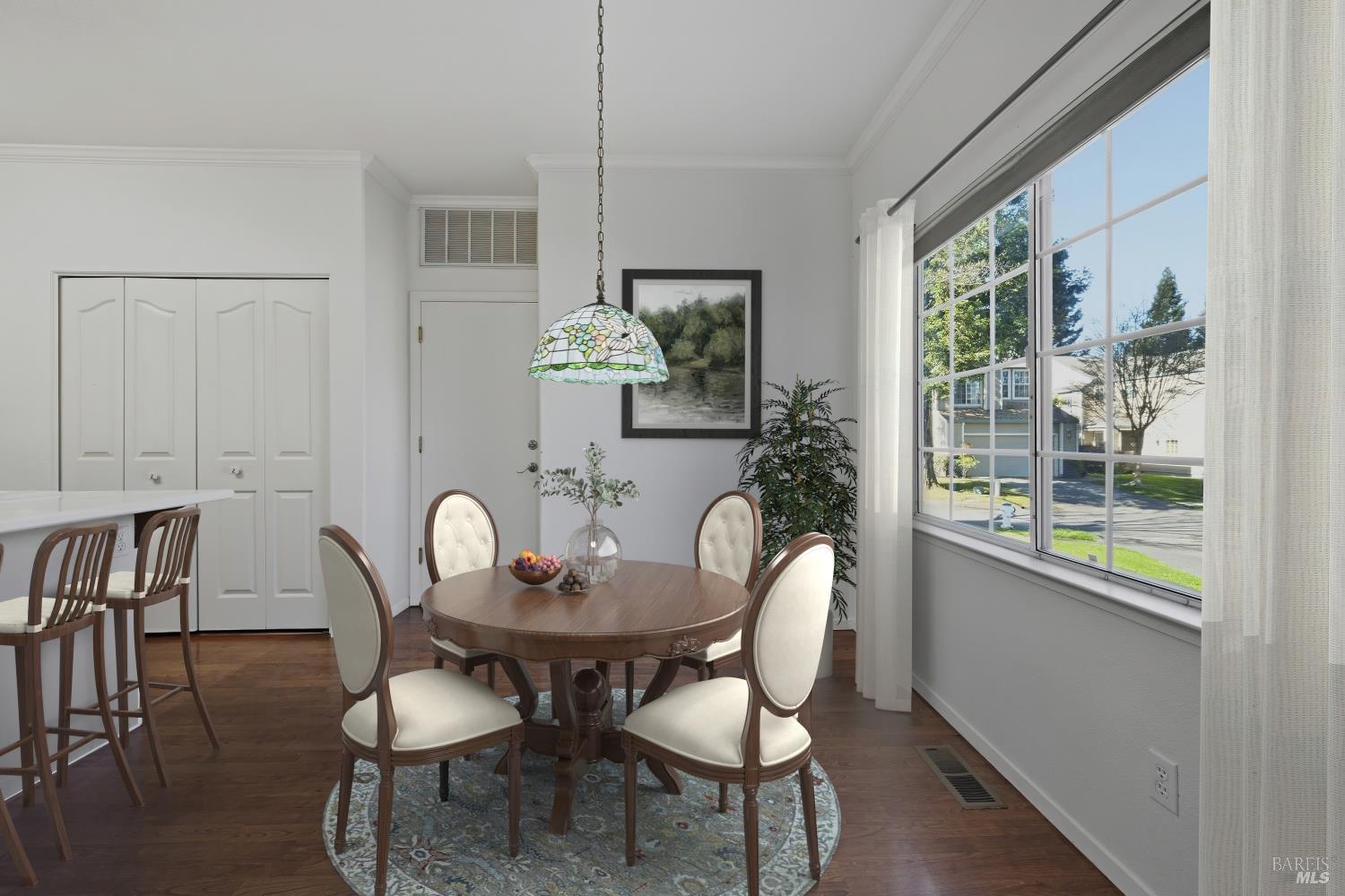 Detail Gallery Image 10 of 29 For 1005 Se Woodlake Dr, Santa Rosa,  CA 95405 - 3 Beds | 2/1 Baths