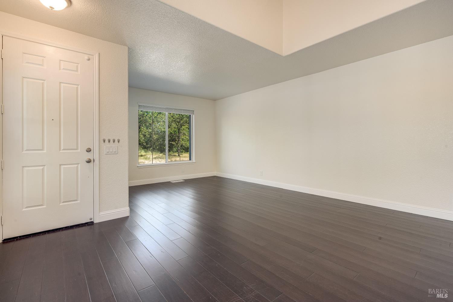 Detail Gallery Image 6 of 34 For 8843 Oakfield Ln, Windsor,  CA 95492 - 4 Beds | 2/1 Baths