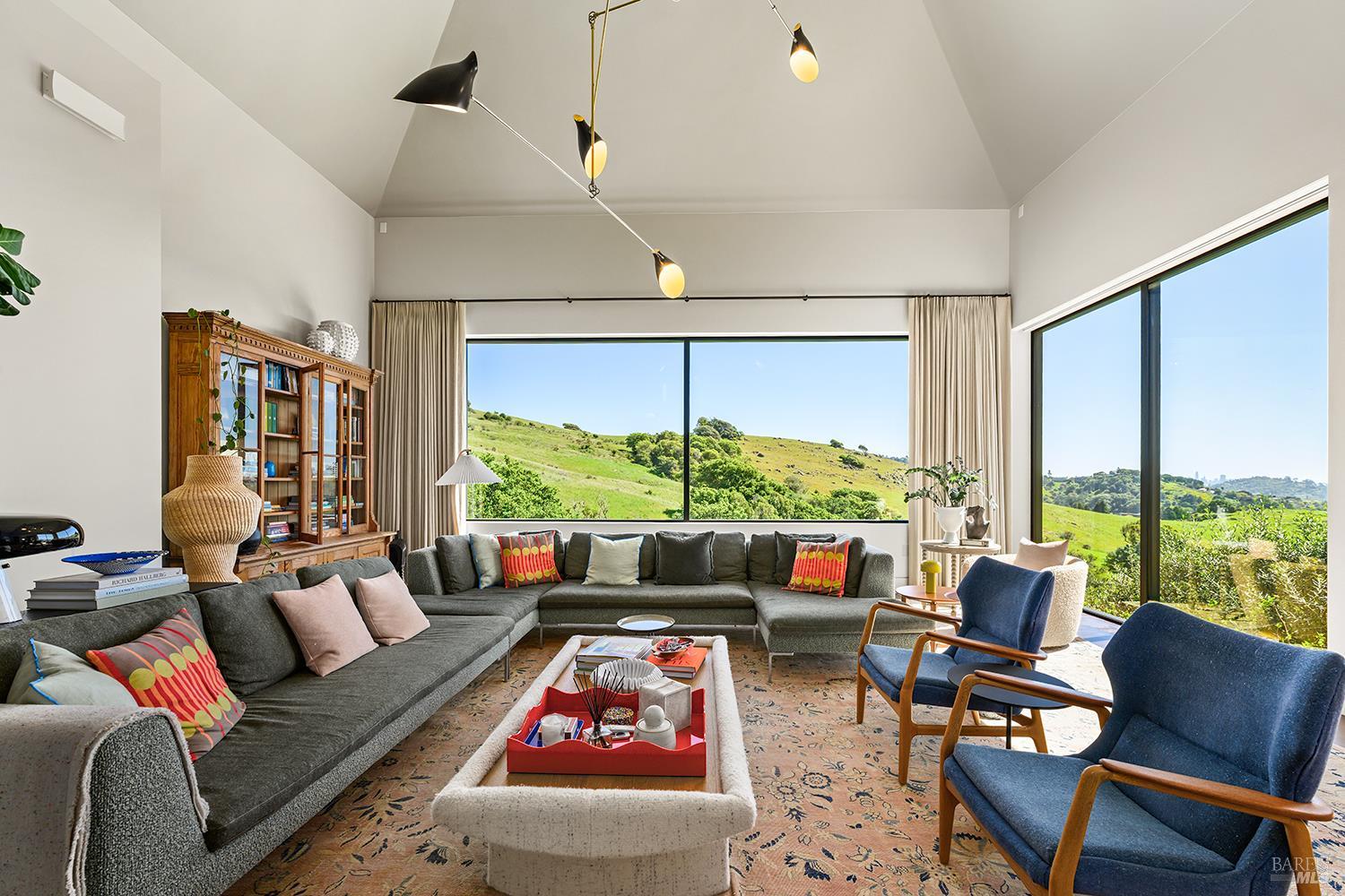 Detail Gallery Image 16 of 69 For 8 Mariposa Ct, Tiburon,  CA 94920 - 4 Beds | 5/2 Baths