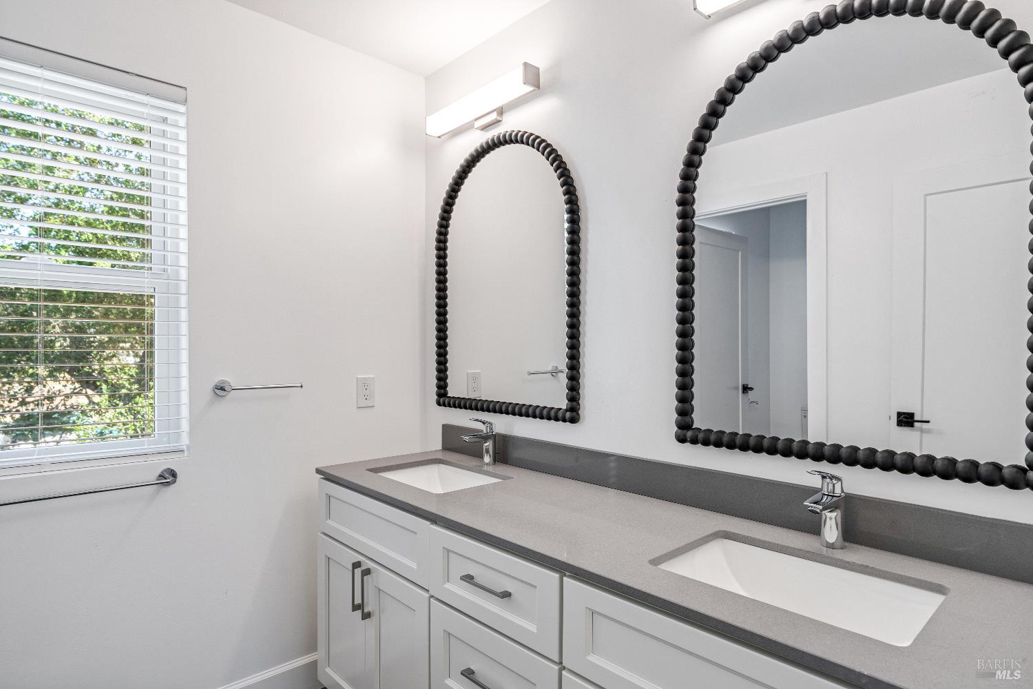 Detail Gallery Image 10 of 16 For 109 Paul Wittke Dr, Healdsburg,  CA 95448 - 5 Beds | 3/1 Baths