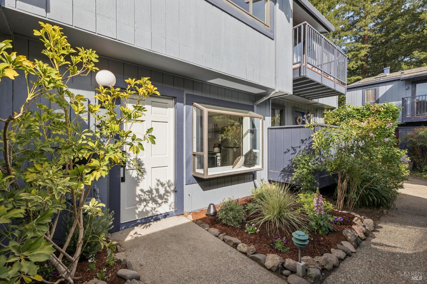 Detail Gallery Image 3 of 62 For 11 Love Ct, Fairfax,  CA 94930 - 2 Beds | 2/1 Baths