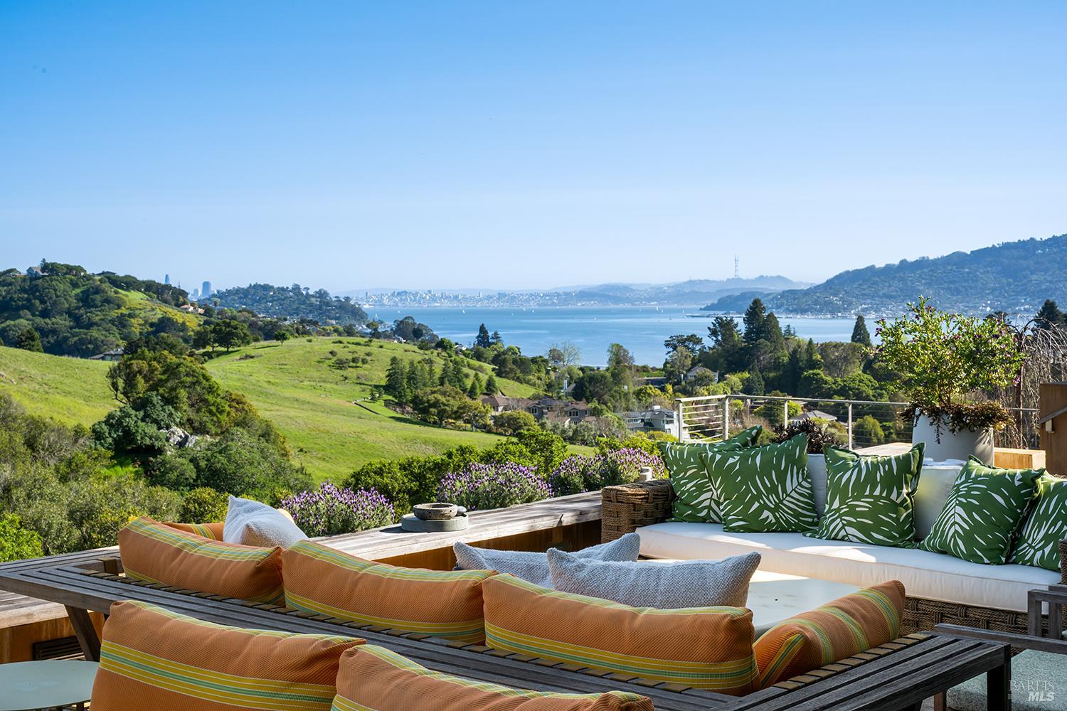Detail Gallery Image 5 of 69 For 8 Mariposa Ct, Tiburon,  CA 94920 - 4 Beds | 5/2 Baths