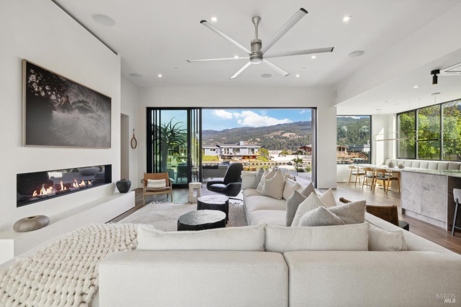 Detail Gallery Image 2 of 63 For 297 Seadrift Rd, Stinson Beach,  CA 94970 - 3 Beds | 2 Baths