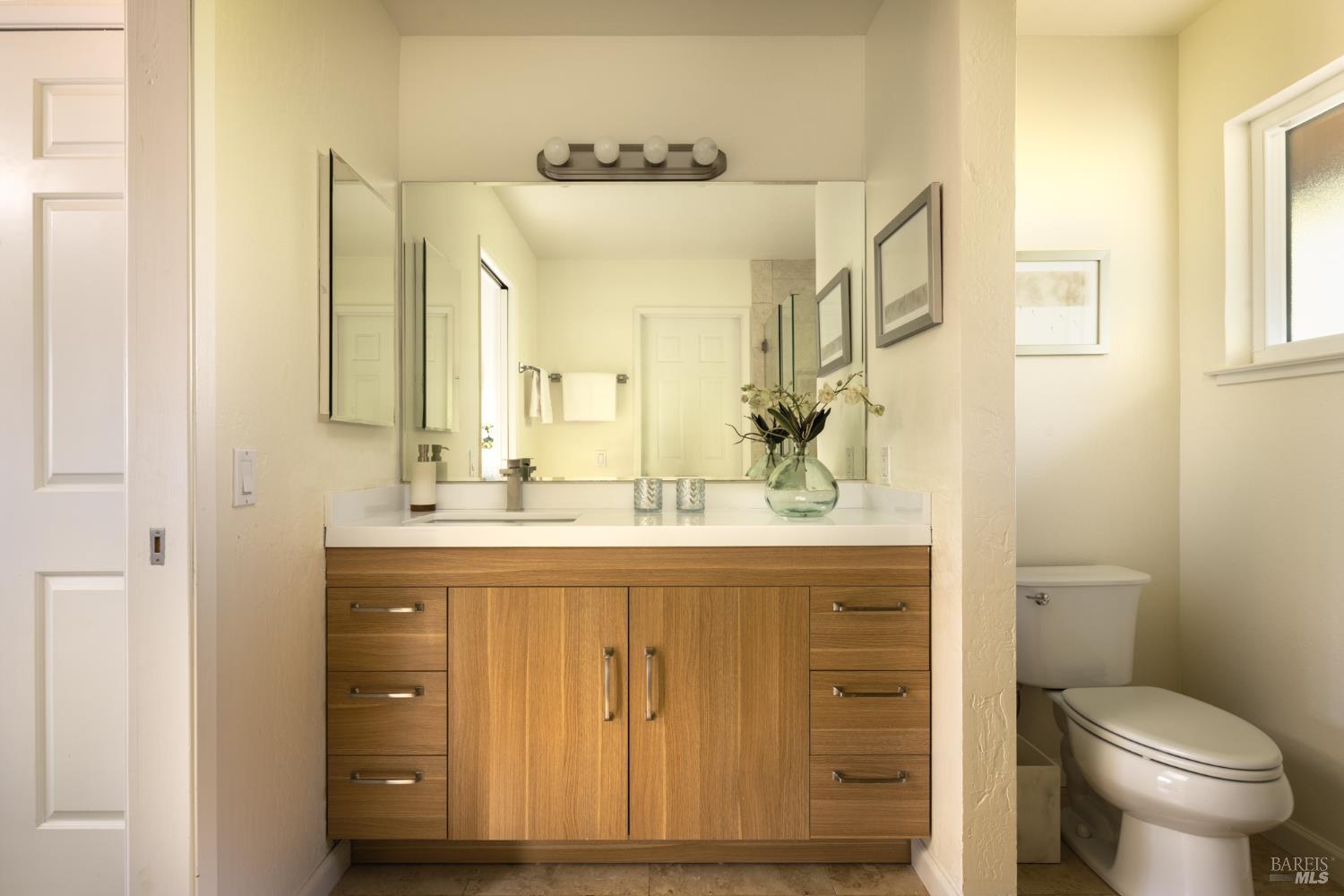 Detail Gallery Image 9 of 21 For 883 Magnolia Ave, Larkspur,  CA 94939 - 2 Beds | 2/1 Baths
