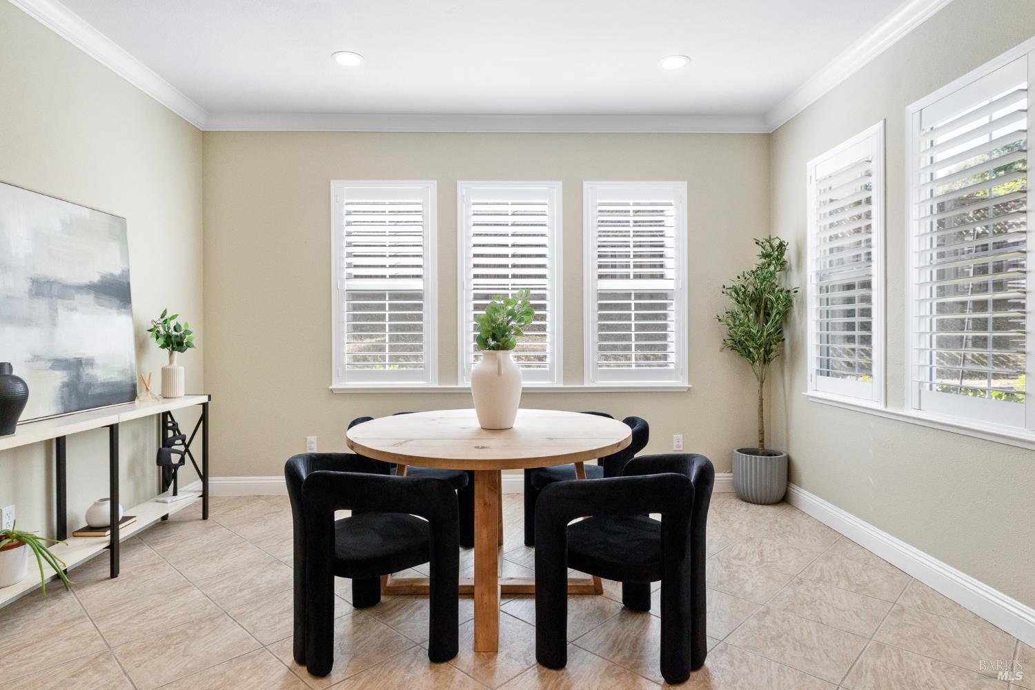 Detail Gallery Image 16 of 43 For 1149 Songwood Rd, Vallejo,  CA 94591 - 5 Beds | 3/1 Baths