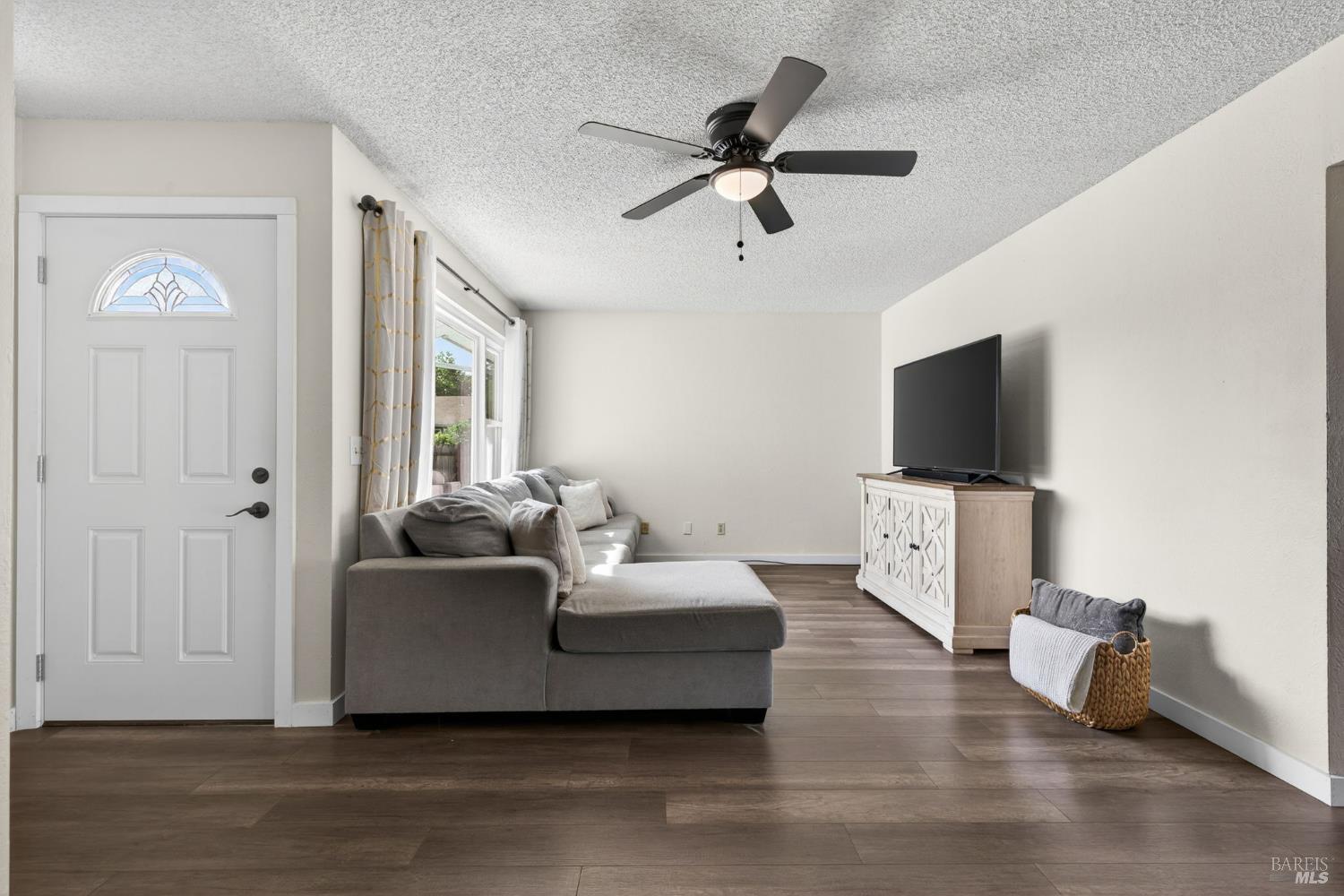 Detail Gallery Image 6 of 34 For 9865 Sunray Pl, Windsor,  CA 95492 - 3 Beds | 1/1 Baths