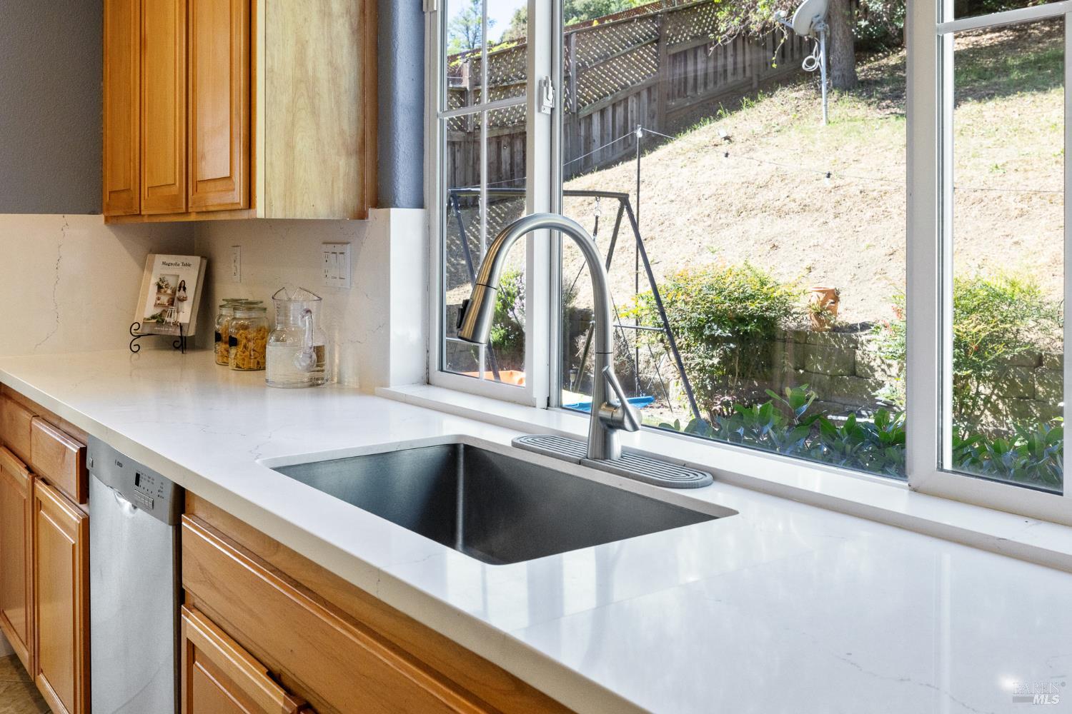 Detail Gallery Image 15 of 43 For 1149 Songwood Rd, Vallejo,  CA 94591 - 5 Beds | 3/1 Baths