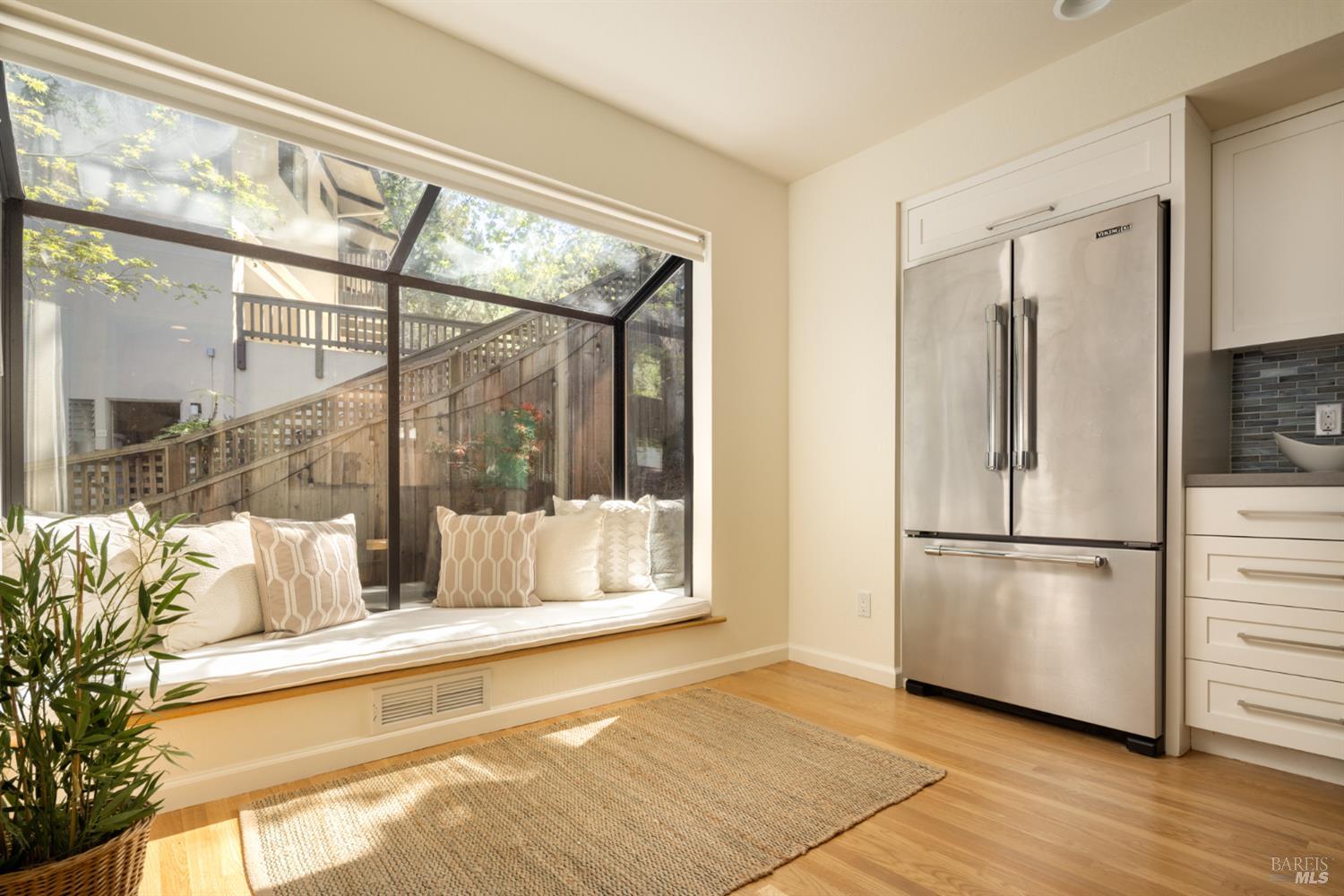 Detail Gallery Image 5 of 21 For 883 Magnolia Ave, Larkspur,  CA 94939 - 2 Beds | 2/1 Baths