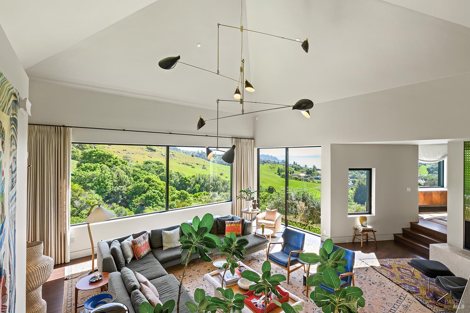 Detail Gallery Image 15 of 69 For 8 Mariposa Ct, Tiburon,  CA 94920 - 4 Beds | 5/2 Baths