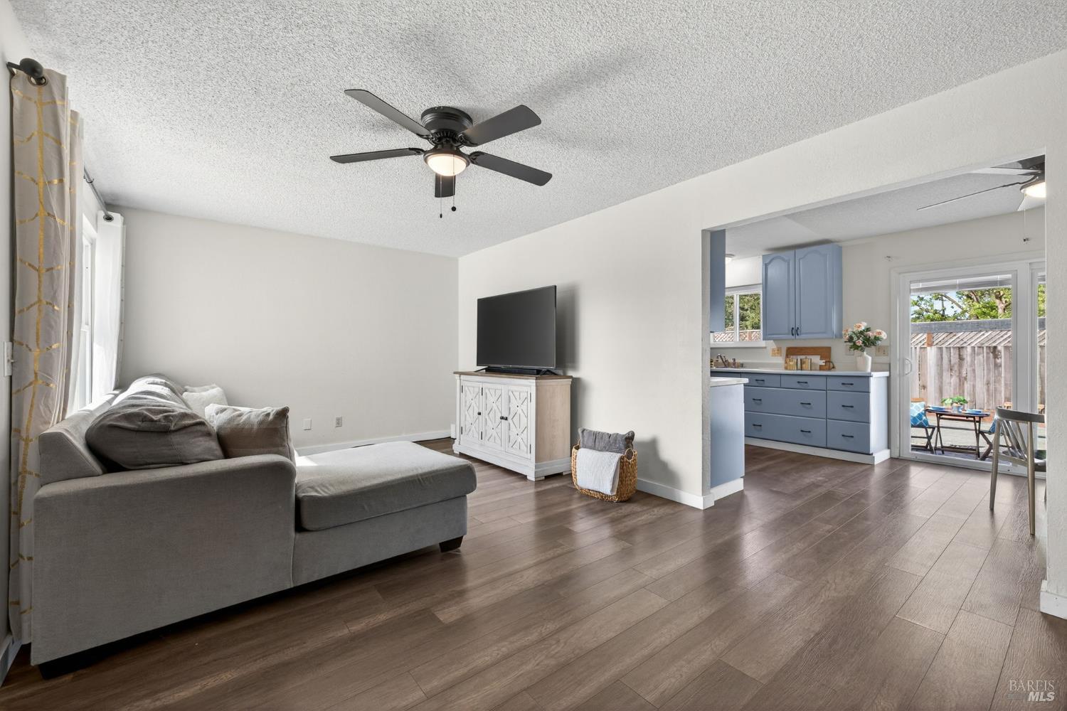 Detail Gallery Image 5 of 34 For 9865 Sunray Pl, Windsor,  CA 95492 - 3 Beds | 1/1 Baths