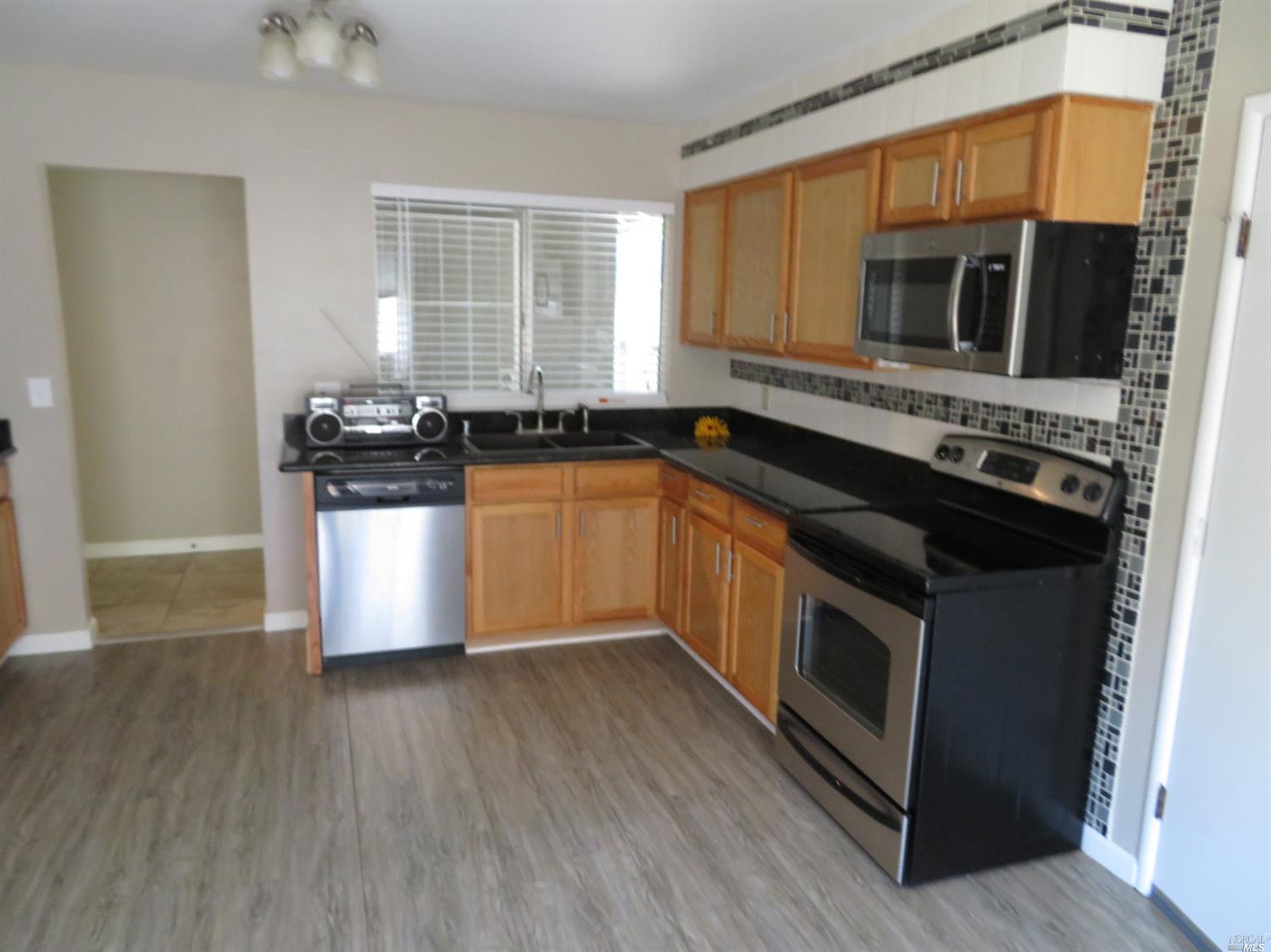 Detail Gallery Image 2 of 6 For 1255 Whitehall Way, Vacaville,  CA 95687 - 4 Beds | 2 Baths