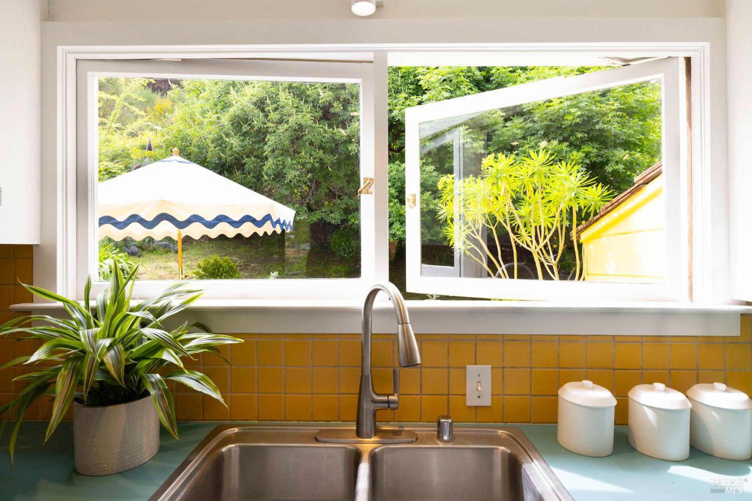 Detail Gallery Image 12 of 39 For 10 Park Ave, Bolinas,  CA 94924 - 2 Beds | 1/1 Baths