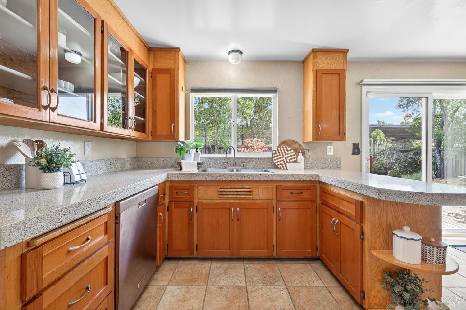 Detail Gallery Image 19 of 39 For 334 Richmond Dr, Santa Rosa,  CA 95401 - 4 Beds | 2 Baths