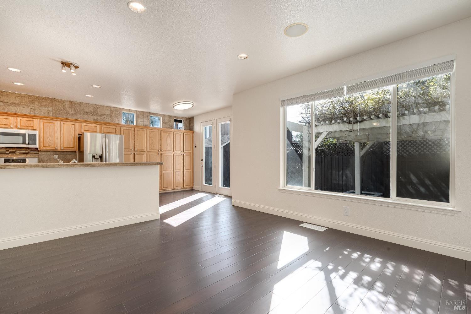 Detail Gallery Image 11 of 34 For 8843 Oakfield Ln, Windsor,  CA 95492 - 4 Beds | 2/1 Baths
