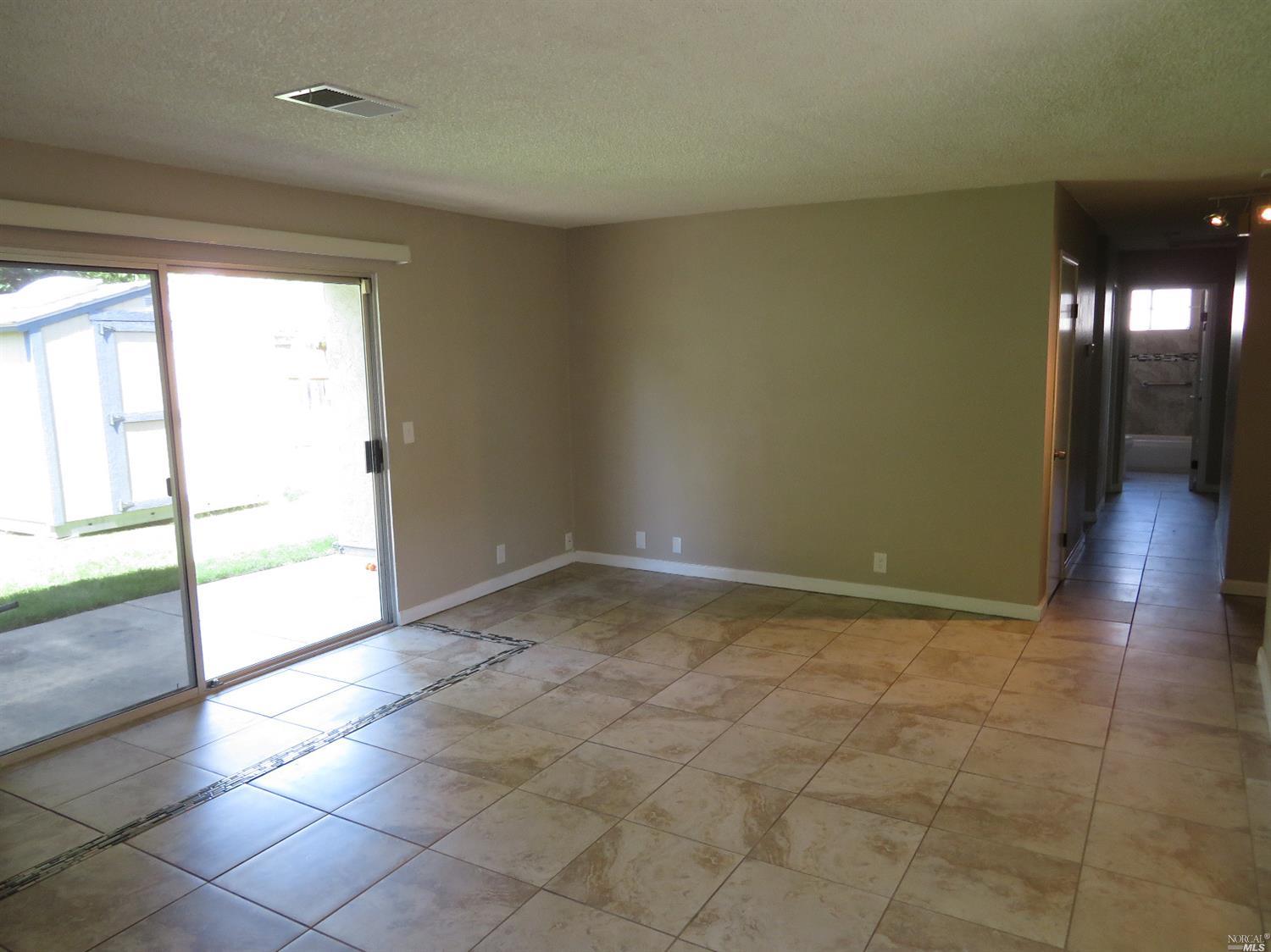 Detail Gallery Image 4 of 6 For 1255 Whitehall Way, Vacaville,  CA 95687 - 4 Beds | 2 Baths