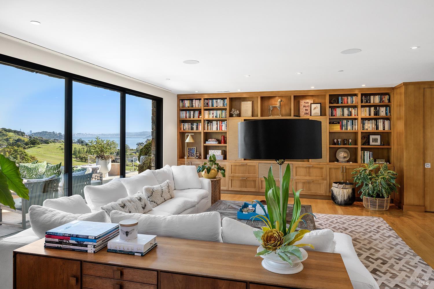 Detail Gallery Image 42 of 69 For 8 Mariposa Ct, Tiburon,  CA 94920 - 4 Beds | 5/2 Baths