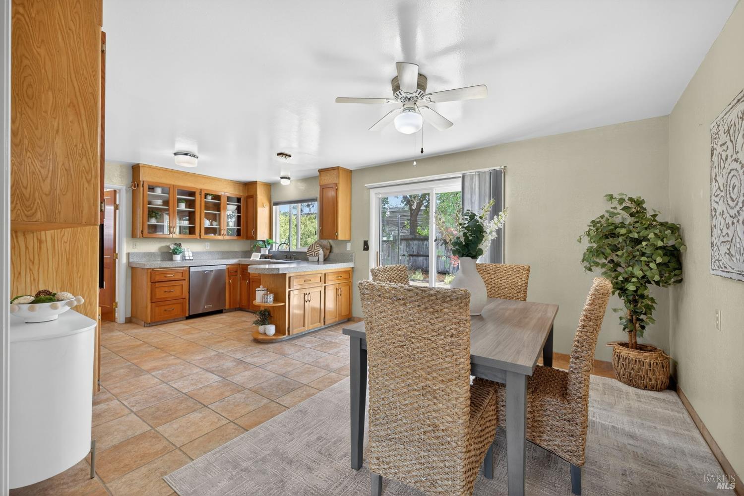 Detail Gallery Image 10 of 39 For 334 Richmond Dr, Santa Rosa,  CA 95401 - 4 Beds | 2 Baths