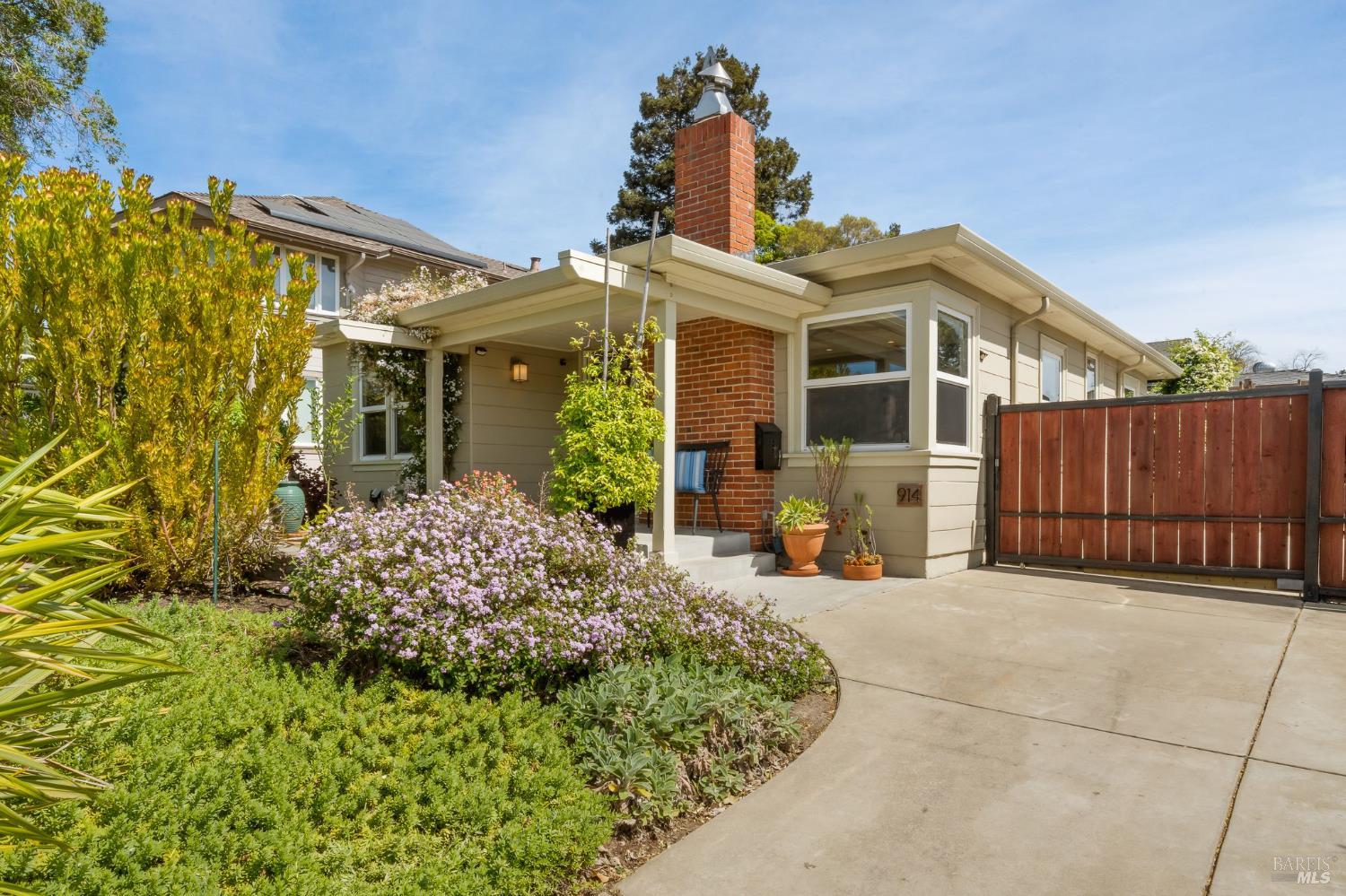 Detail Gallery Image 3 of 57 For 914 W 6th St, Benicia,  CA 94510 - 3 Beds | 2 Baths