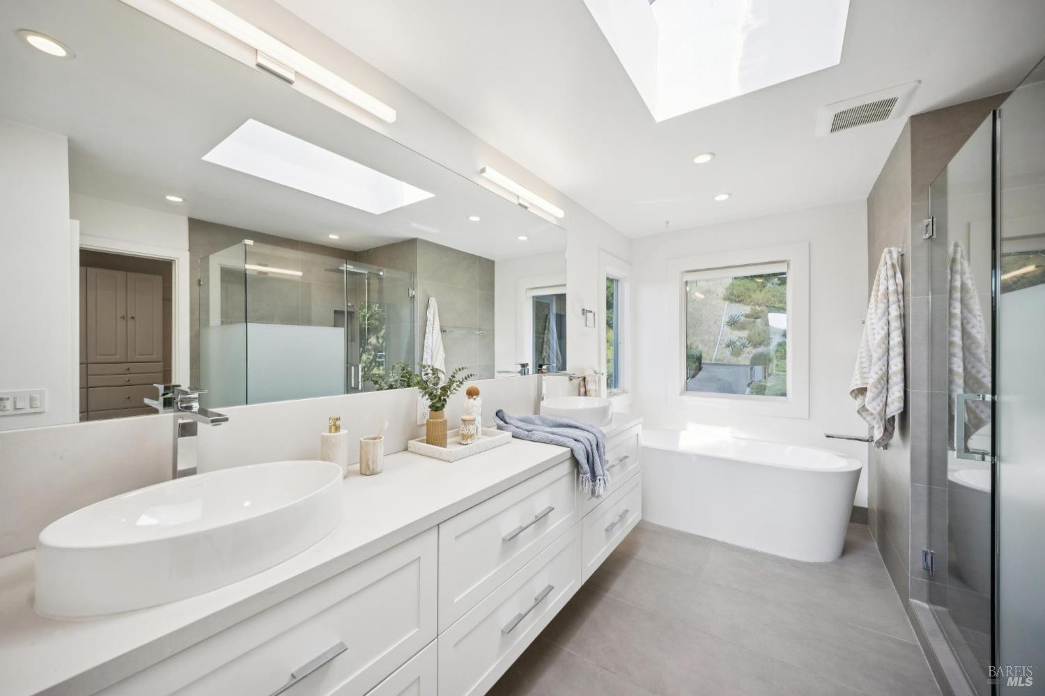 Detail Gallery Image 24 of 48 For 65 Valley View Ave, San Rafael,  CA 94901 - 5 Beds | 5 Baths