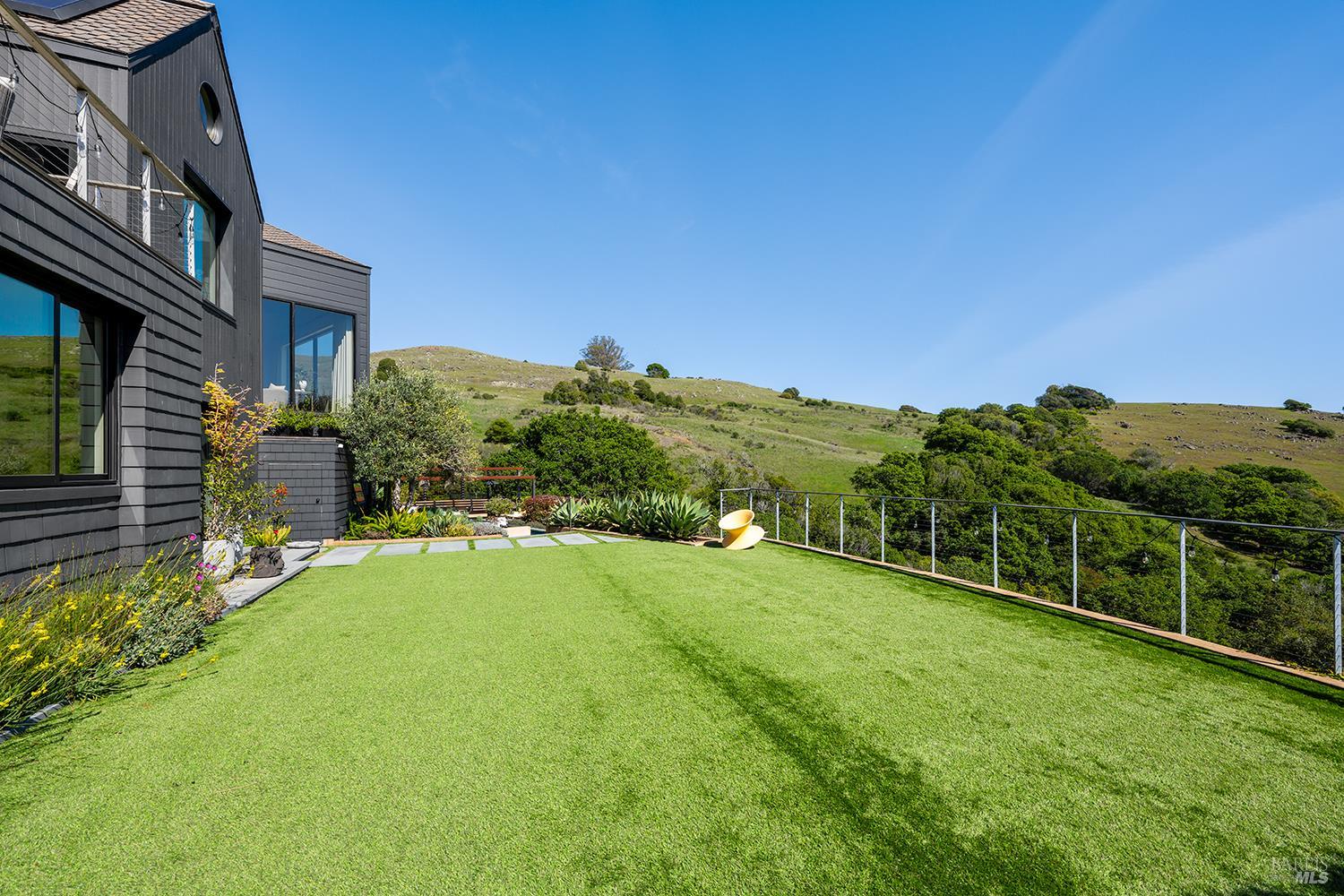 Detail Gallery Image 4 of 69 For 8 Mariposa Ct, Tiburon,  CA 94920 - 4 Beds | 5/2 Baths