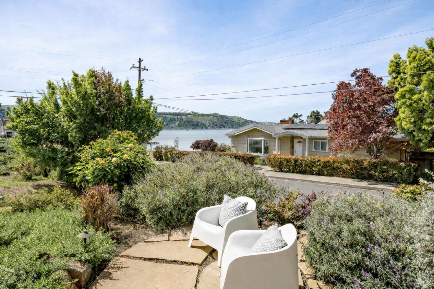 Detail Gallery Image 5 of 57 For 914 W 6th St, Benicia,  CA 94510 - 3 Beds | 2 Baths