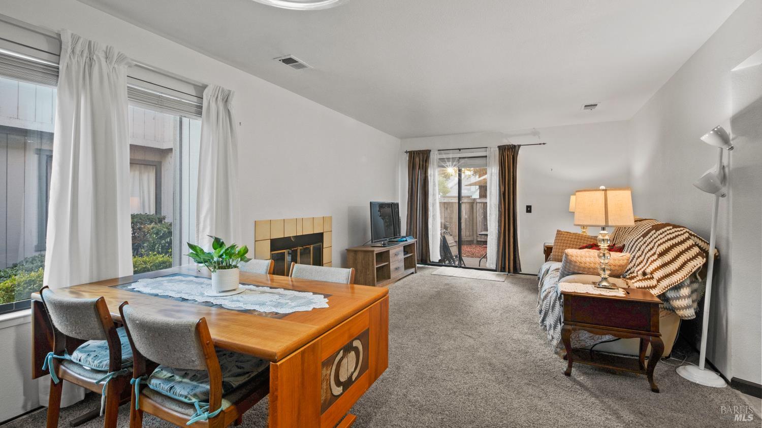 Detail Gallery Image 6 of 26 For 418 Occidental Cir, Santa Rosa,  CA 95401 - 3 Beds | 2/1 Baths