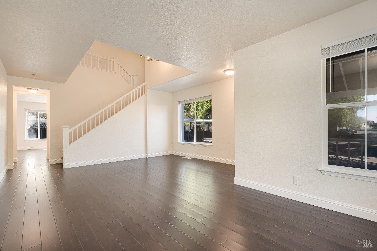 Detail Gallery Image 7 of 34 For 8843 Oakfield Ln, Windsor,  CA 95492 - 4 Beds | 2/1 Baths