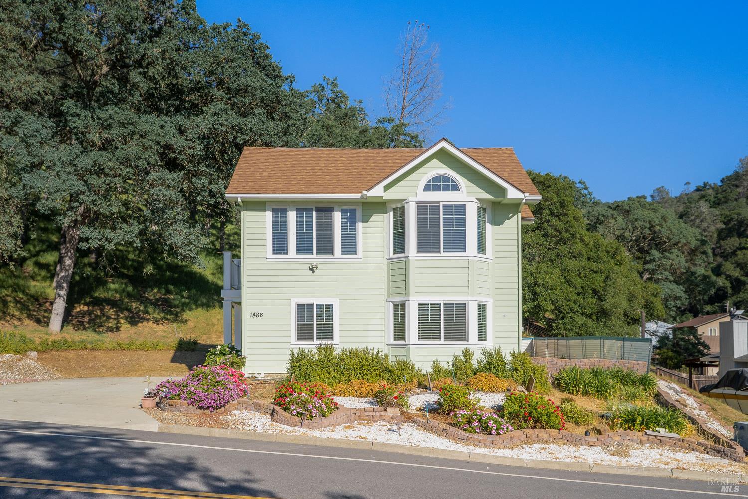 Detail Gallery Image 3 of 46 For 1486 Steele Canyon Rd, Napa,  CA 94558 - 2 Beds | 2 Baths