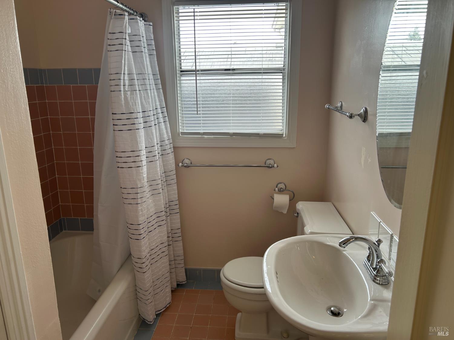 Detail Gallery Image 12 of 17 For 901 Humboldt St, Vallejo,  CA 94591 - 2 Beds | 2 Baths