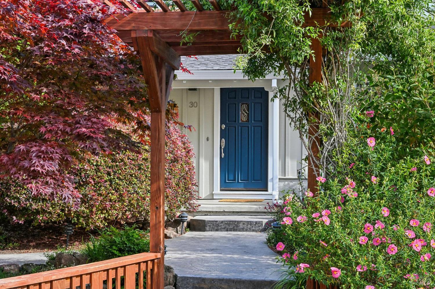 Detail Gallery Image 5 of 46 For 30 Rollingwood Dr, San Rafael,  CA 94901 - 3 Beds | 2 Baths