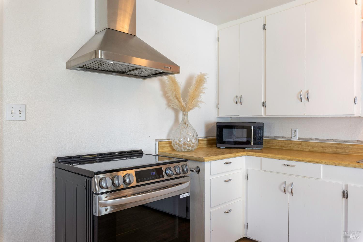 Detail Gallery Image 10 of 34 For 13780 Mountain House Rd, Hopland,  CA 95449 - 3 Beds | 1 Baths