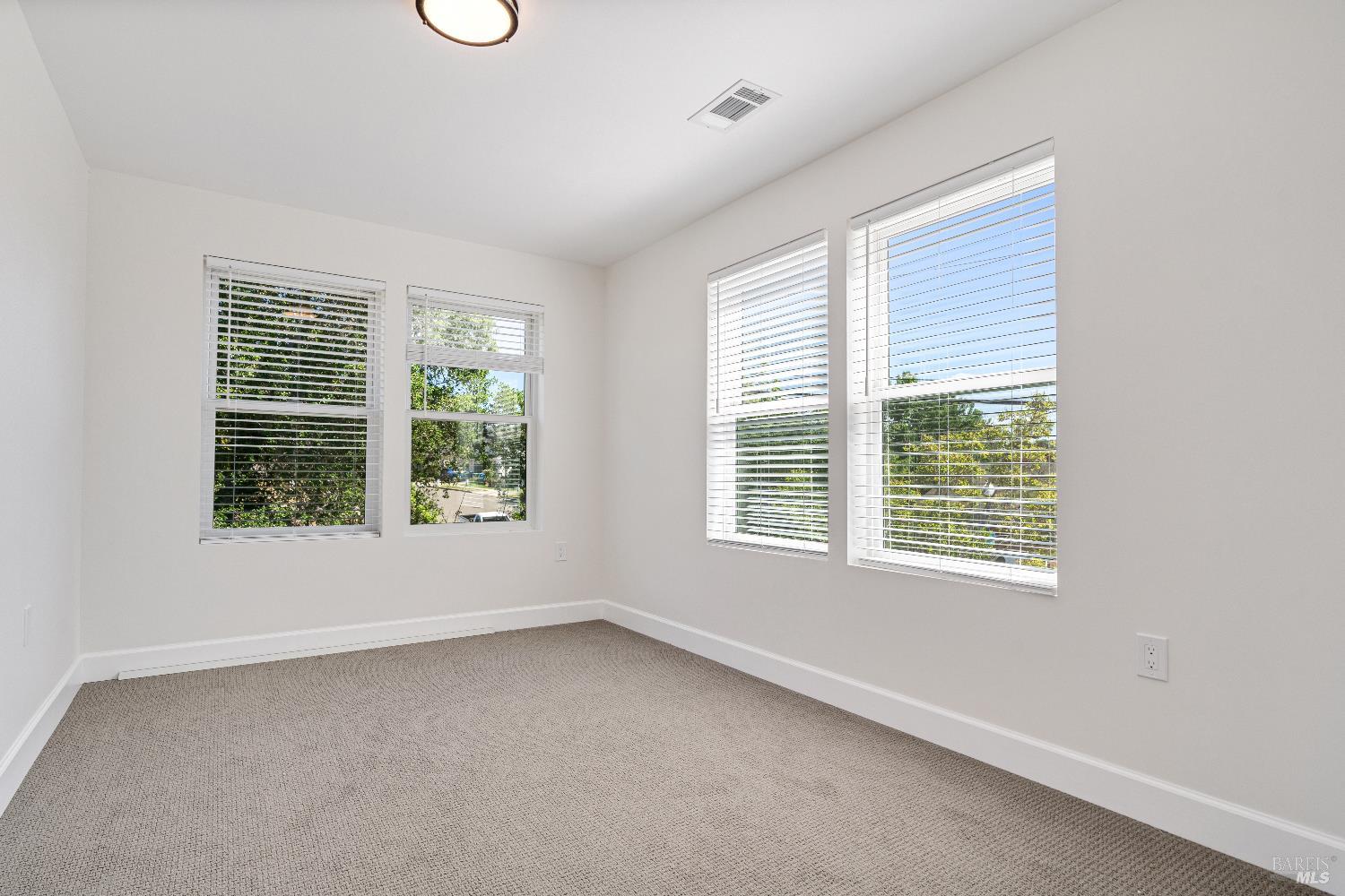 Detail Gallery Image 9 of 16 For 109 Paul Wittke Dr, Healdsburg,  CA 95448 - 5 Beds | 3/1 Baths