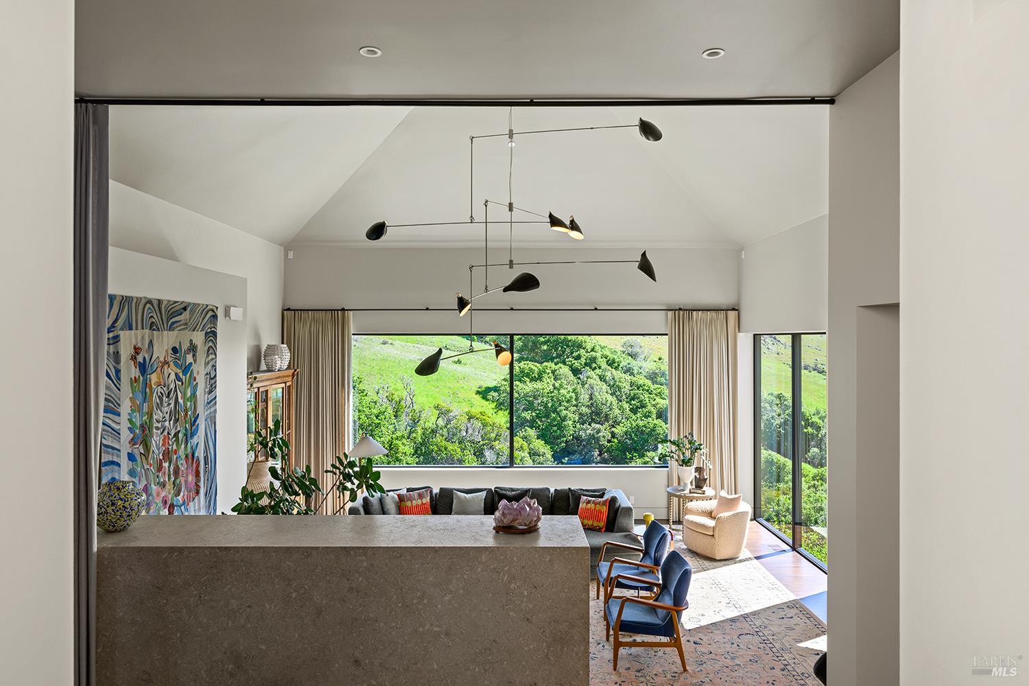 Detail Gallery Image 14 of 69 For 8 Mariposa Ct, Tiburon,  CA 94920 - 4 Beds | 5/2 Baths