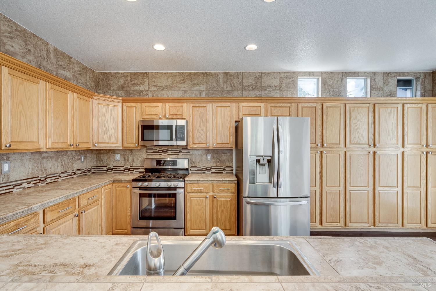 Detail Gallery Image 13 of 34 For 8843 Oakfield Ln, Windsor,  CA 95492 - 4 Beds | 2/1 Baths