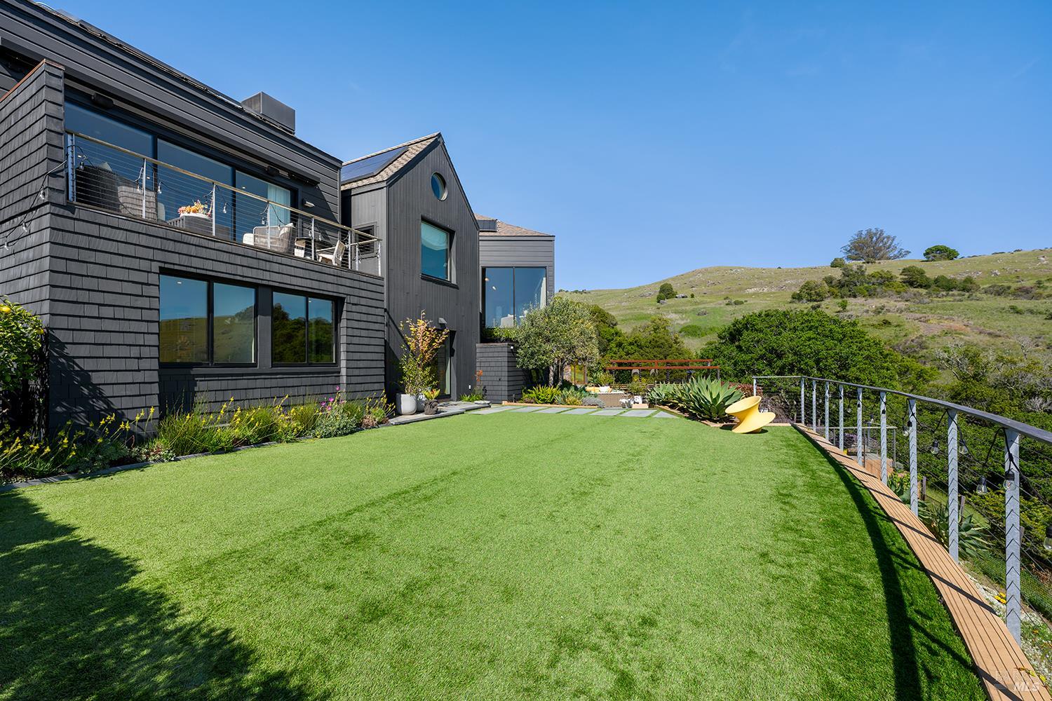 Detail Gallery Image 3 of 69 For 8 Mariposa Ct, Tiburon,  CA 94920 - 4 Beds | 5/2 Baths