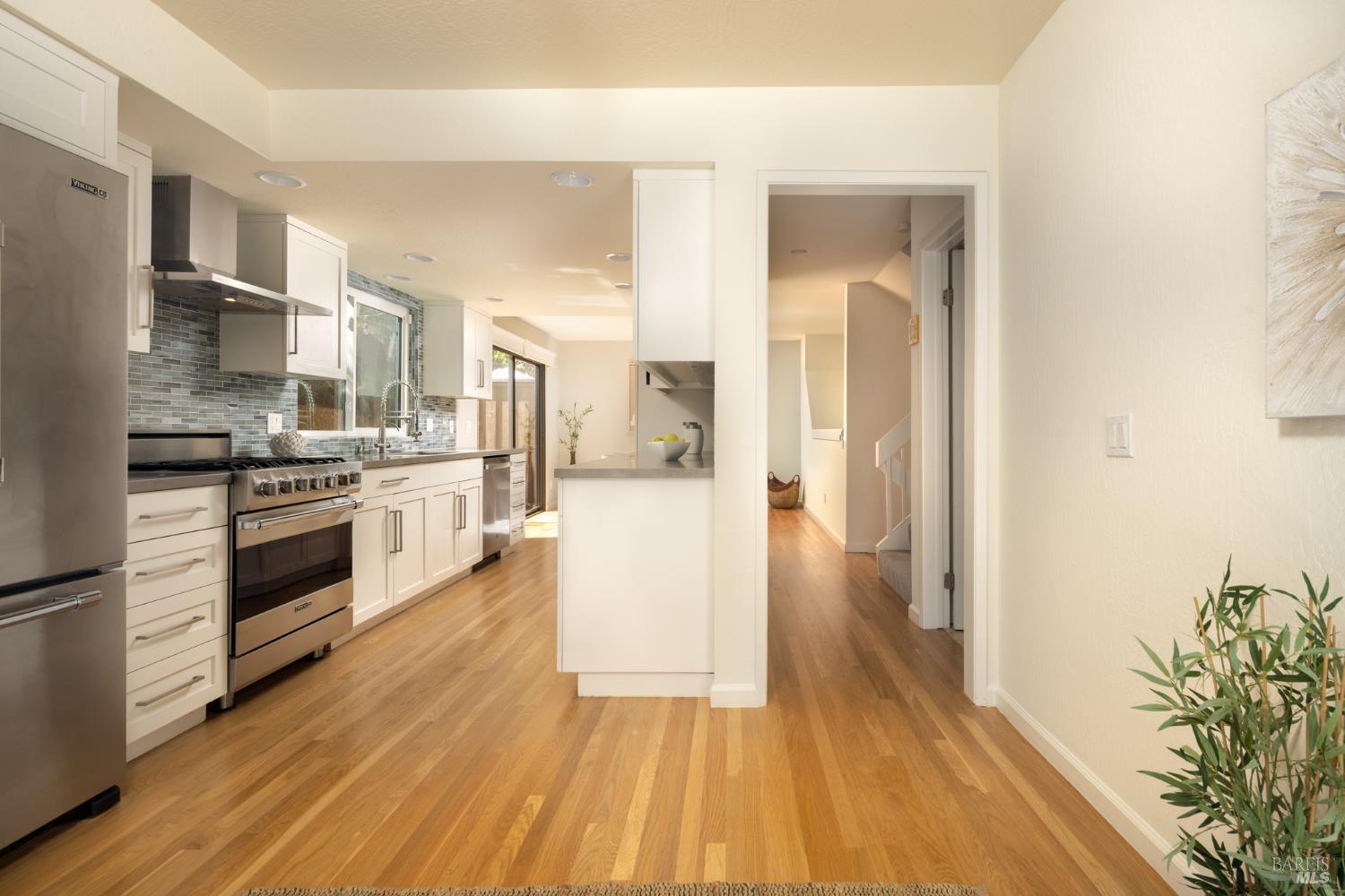 Detail Gallery Image 6 of 21 For 883 Magnolia Ave, Larkspur,  CA 94939 - 2 Beds | 2/1 Baths