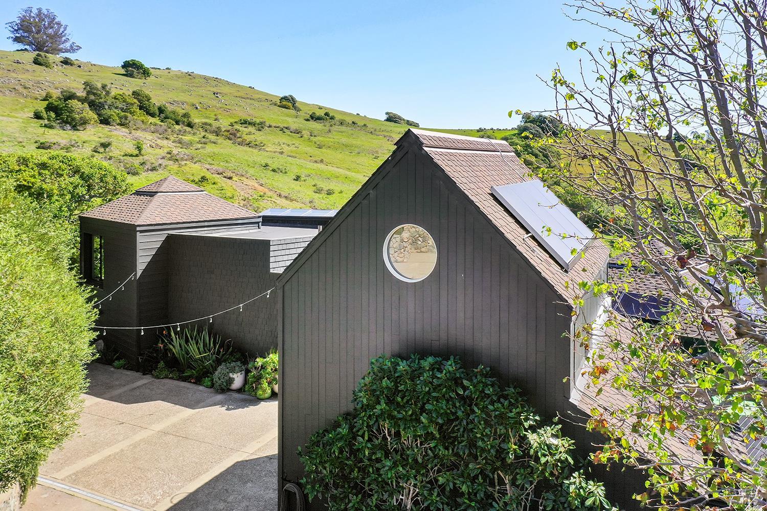 Detail Gallery Image 50 of 69 For 8 Mariposa Ct, Tiburon,  CA 94920 - 4 Beds | 5/2 Baths