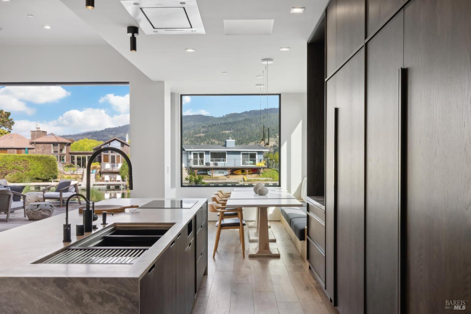 Detail Gallery Image 11 of 63 For 297 Seadrift Rd, Stinson Beach,  CA 94970 - 3 Beds | 2 Baths