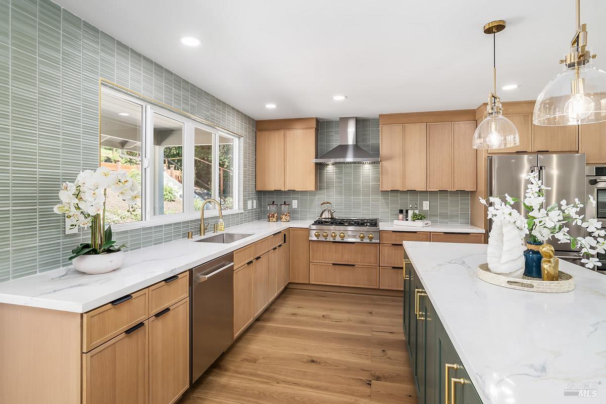 Detail Gallery Image 24 of 93 For 36 Capilano Dr, Novato,  CA 94949 - 5 Beds | 4/1 Baths