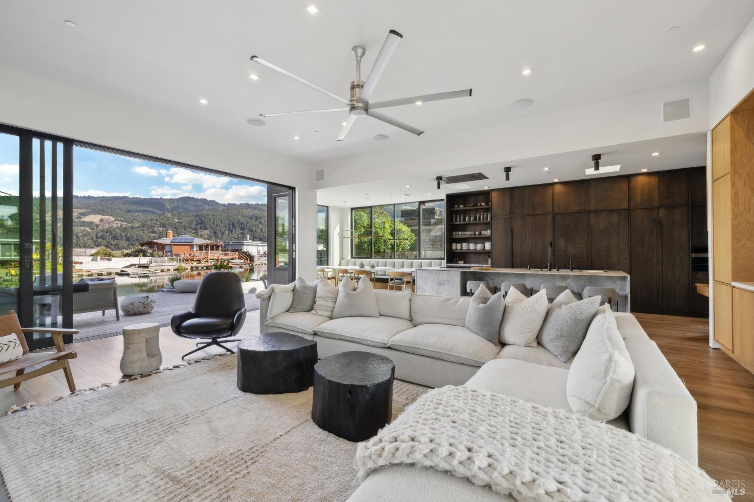 Detail Gallery Image 3 of 63 For 297 Seadrift Rd, Stinson Beach,  CA 94970 - 3 Beds | 2 Baths